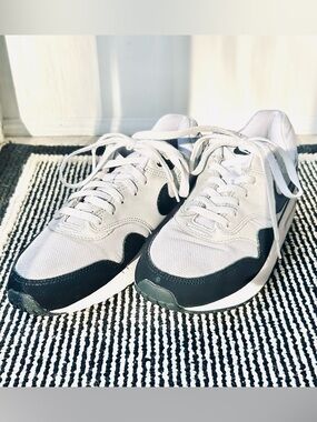 EUC! Unisex Nike Youth Air Max Sneakers